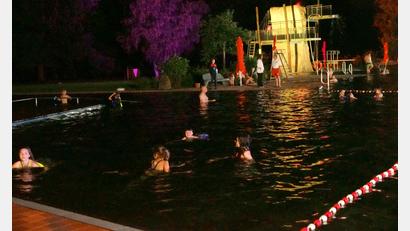 Bild: bkr
Das Naturerlebnisbad wurde zum Erlebnis für die nächtlichen Besucher