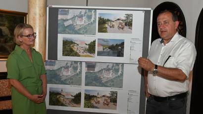 Bild: gf
Architekt Georg Zunner (rechts) stellte auf Einladung von Ortsverbandsvorsitzender Susanne Herding die Bergwirtschaft-Pläne vor.