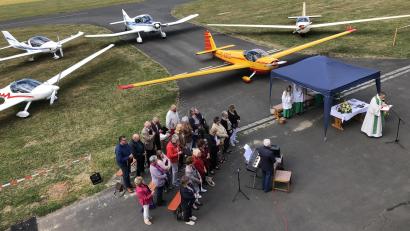 Bild: gdö
Den Gottesdienst beim Flugplatzfest in Erbendorf zelebrierte Pfarrer Martin Besold, ein Chor sorgte für die musikalische Gestaltung.