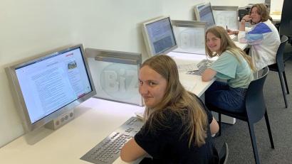 Bild: soj
Die Schülerinnen und Schüler konnten an den Computerarbeitsplätzen recherchieren.