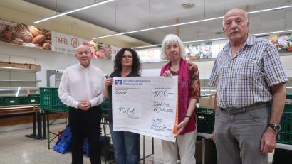Bild: Kunz
Über die Spende an die Tafel freuen sich (von links): Präses Johann Klier, Tafel-Geschäftsführerin Nicole Hermann, Christa Burzer und Josef Gebhardt.