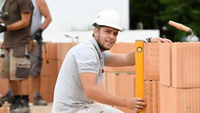 Symbolbild: Tobias Hase/dpa
Mehr Geld soll für mehr Handwerker sorgen.