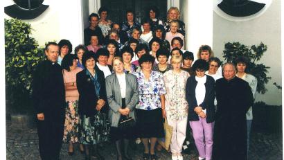 Archivbild: gi
Bei einem Festgottesdienst am 8. Juli 1992 mit Bezirksbeirat Dekan Hugo Wagner (links) und Ortsgeistlichem Pfarrer Georg Bodner (rechts) ließen sich 33 Mädchen und Frauen offiziell in den Katholischen Frauenbund, Zweigverein Etzgersrieth, aufnehmen. Vorne von links: Bezirksvorsitzende Maria Grötsch und stellvertretende Diözesan-Vorsitzende Elfriede Dürschl sowie Vorsitzende Agnes Leipold.