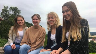 Bild: ihl
Die Nabburger Stadtmauer ist nach wie vor ein beliebter Treffpunkt junger Leute, deshalb haben sich Hannah Winkler, Nina Eckl, Jacinta Grundler und Julia Gref (von links) diesen Platz für ein Foto ausgesucht. Nicht zuletzt auch, weil dort das Mathe-Abitur gefeiert wurde.