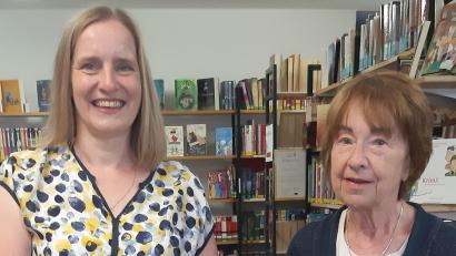 Bild: gis
Andrea Trassl (links) unterstützt Selma Markhof als neue Mitarbeiterin im Bücherstadl.