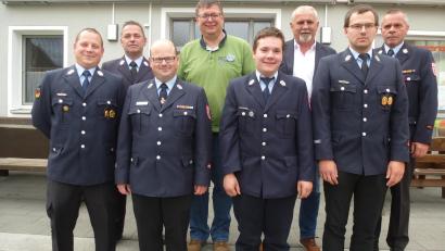 Bild: bk
Die beförderten und geehrten Wehrmänner. Ihnen gratulierten Kommandant Alexander Kummer, Bürgermeister Ludwig Biller, Kreisbrandmeister Gerald Wölfl (hinten, von rechts) sowie Vorsitzender Thomas Gmeiner (vorne, Zweiter von links)