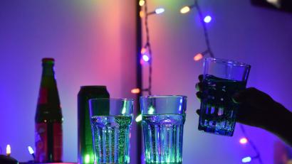 Bild: Christian Thiele/dpa
Die meist geschmacks- und geruchlosen Chemikalien werden in die Getränke ihrer Opfer geschüttet.