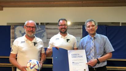 Bild: ads
Anlässlich des 60-jährigen Bestehens des SV Kemnath überreichte Ludwig Held (rechts) als Vertreter des Bayerischen Fußballverbands an den Spartenleiter Fußball Otto Bernklau und den Veriensvorsitzenden Johannes Gebert (von links) die Ehrenurkunde für den Verein für besonderen Verdienste um den Fußballsport.