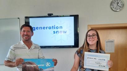 Bild: generation snow/exb
Generation snow-Geschäftsführer Oliver Pongratz übergibt den symbolischen Spendenscheck an eine Unicef-Vertreterin.