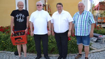 Bild: gi
Der Diözesanpräses des Kolpingsfamilie, Karl-Dieter Schmidt (Zweiter von links), ist extra aus Regensburg angereist, um Pfarrer Udo Klösel (Zweiter von rechts) zu gratulieren. Darüber freuen sich auch Vorsitzender Thomas Forster und Diakon Herbert Sturm (von links).