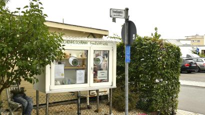 Bild: Petra Hartl
„Frieda“, der Verschenkeschrank, ist wieder nach Amberg umgezogen. Er steht jetzt an der Friedlandstraße.