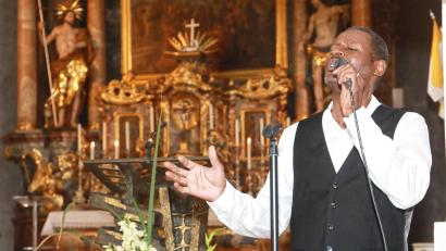 Bild: njn
Der Sänger Charles Johnson zeigte in der Pfarrkirche sein gesangliches Talent.