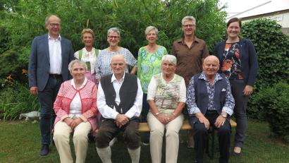 Bild: jzk
Glückwünsche zu seinem 90. Geburtstag erhielt Helmut Schelzke (vorne, Zweiter von links) von Lebensgefährtin Gudrun Reiz, seiner Schwester Adelheid Seitz mit ihrem Lebensgefährten (vorne von links), Bürgermeister Roman Schäffler, den Töchtern Dagmar Schelzke-Balg, Heidrun Schelzke-Deubzer und Sabine Bodner, Sohn Jürgen Schelzke und Pfarrerin Kathrin Spies (hinten von links).