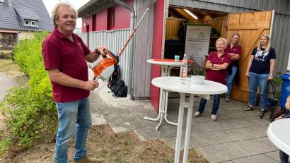 Bild: kap
Vorsitzender Werner Sauer präsentiert die neue Akku-Heckenschere.