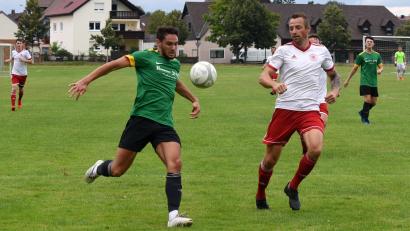 Archivbild: Gebert
Szene aus der Kreisliga-Partie ATSV Tirschenreuth (links Philipp Münsterer) gegen SpVgg Wiesau (rechts Spielertrainer Christian Zettl) am 1. August 2021 (0:1). Zettl ist der neue Trainer des Kreisliga-Absteigers ATSV Tirschenreuth. Münsterer gehört nicht mehr zum Team der Kreisstädter, er wechselte zum SV Mitterteich II.