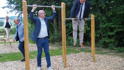 Bild: wel
Rektorin Irene Träxler und die Bürgermeister des Schulverbandes testen die Stationen des neuen Fitness-Parks an der Mittelschule.