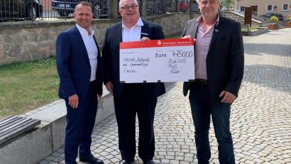 Bild: Sparkasse/exb
Bürgermeister Robert Lindner (rechts) nimmt den Spendenscheck von den Sparkassenvertretern in Empfang.