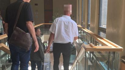 Bild: ca
Unverrichteter Dinge ging es für den Hauptangeklagten (im weißen Hemd) wieder zurück in die Justizvollzugsanstalt.