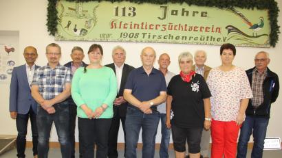 Bild: kro
Das neu gewählte Vorstandsteam des Kleintierzuchtvereins Tirschenreuth mit Vorsitzenden Josef Zant (Sechster von links). Mit auf dem Bild: Zweiter Bürgermeister Peter Gold (Fünfter von links) und stellvertretender Landrat Alfred Scheidler (links).