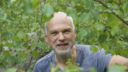 Bild: Margot Dimi/exb
Der Autor Thomas Oberländer hat ein Buch mit dem Titel „Wasser ernten“ geschrieben; er beschäftigt sich seit Jahren damit, wie man Dürre und Trockenheit begegnen kann.