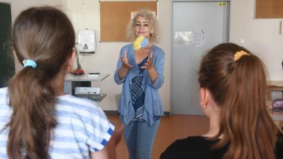 Bild: Gabi Schönberger
Ein gelb-blaues Bündel fliegt bei einem Frage-Antwort-Spiel zwischen Lehrerin Svetlana Viun und ihren Schülerinnen hin und her. In der Gerhardinger-Schule bringt die Ukrainerin Kindern von geflüchteten Landsleuten auf diese Weise Deutsch bei.