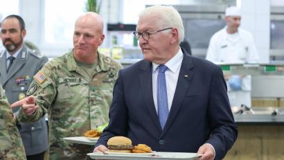 Bild: Daniel Karmann
Burger für den Herrn Präsidenten: Frank-Walter Steinmeier (rechts) auf dem Weg zum Mittagessen, das er in einer Kantine auf dem Übungsplatz gemeinsam mit Brigadegeneral Joseph Hilbert (links), Kommandeur des Trainingskommandos der 7. US-Armee und Absolventen der Unteroffizierschule am Standort einnahm.