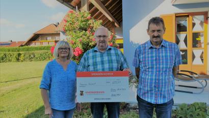 Bild: gz
Anlässlich seines 60. Geburtstages überreicht Helmut Hanauer mit Ehefrau Andrea an Vorsitzenden Herbert Putzer (Mitte) von der Kinderkrebshilfe eine Spende von 600 Euro.