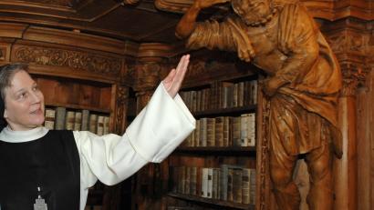Bild: dpa/Armin Weigel
Die Klosterbibliothek in Waldsassen wird saniert. Die Bayerische Landesstiftung Denkmalschutz unterstützt, sehr zur Freude von Äbtissin Laetitia Fech, die Maßnahme mit 200 000 Euro.