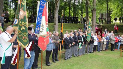 Bild: kro
Viele Vereine waren mit ihren Fahnenabordnungen beim Gottesdienst zum Steinbergfest vertreten.