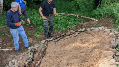 Bild: exb/Verena Bauer
Mit Totholz und Feldsteinen umrahmt ist das Sandarium als neue Wohlfühloase für Wildbienen.