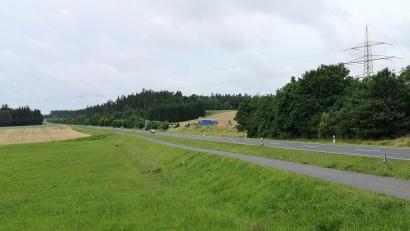 Archivbild: lnz
Von diesem Standort an der Staatsstraße zwischen Mitterteich und Wiesau aus sind die Bereiche zu sehen, in denen ein Investor eine Freiflächen-Solaranlage bauen will: in der Bildmitte zwischen den Bäumen westlich der Autobahn A93 und links im Bild östlich der Autobahn, direkt an der Staatsstraße. Wegen des Rückbaus des Ostbayernrings (rechts im Bild ein Strommast) liegt das Projekt aber auf Eis.