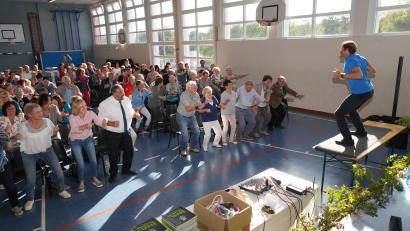 Archivbild: fvo
Zur Auftaktveranstaltung „Fit ins Alter“ am 29. September 2018 mit dem prominenten Gesundheitscoach Thomas Eberl ist die Turnhalle in Waldthurn proppenvoll.