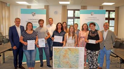 Bild: Landratsamt Tirschenreuth/exb
Freude bei den Preisträgern und der Aktion Lichtblicke: von links Landrat Roland Grillmeier, Frau Weiß, Felix Trisl, Jürgen Kreuzer (Fahr-mit Tirschenreuth), Claudia Grillmeier und Isabel Sommerer (Aktion Lichtblicke), Sophie Härtl, Pia Stevens und Angelika Schraml (Landratsamt und VHS), Sarah Richtmann und Harald Bruischütz („Aribo“-Hotel Erbendorf).