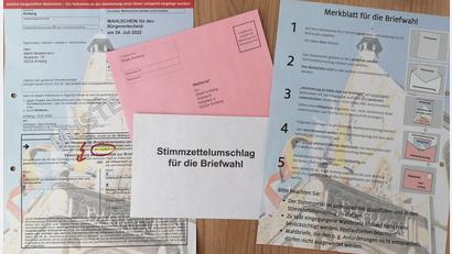 Bild: Martin Schafbauer/exb
So sahen die Briefwahlunterlagen aus, die einige Amberger zur Abstimmung am Mariahilfberg bekommen haben. Auf dem Wahlschein steht der Hinweis auf einen „weißen Wahlbriefumschlag“, den es nicht gibt.
