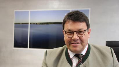 Bild: td
Bürgermeister Thomas Falter, hier in seinem Büro im Wackersdorfer Rathaus, tritt zur Bürgermeisterwahl 2023 in Wackersdorf an.