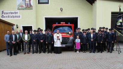 Bild: Gemeinde Kulmain/exb
Pfarrer Markus Bruckner (Mitte) segnete das neue Fahrzeug, für das Lina Schlicht (rechts daneben) die Patenschaft übernommen hat. , Fahrzeugpatin, KBI, KBM, Bgm. mit Gemeinderäten und aktive Feuerwehrler mit neuem TSF-Fahrzeug und Gäste.
(Bitte das Aufnahmedatum wegschneiden).

(Bitte das Aufnahmedatum wegschneiden).