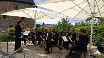 Bild: Tobias Böhm/exb
Vor der imposanten Kulisse von Burg Falkenberg präsentierte ein Ensemble der Kreismusikschule ein Akkordeonkonzert.