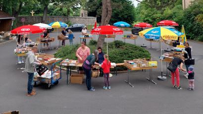 Bild: Kathrin Meißner/exb
Rund 300 Besucher kamen zum Bücherflohmarkt der St.-Peter-Buchhandlung in Tirschenreuth.