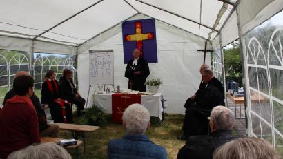 Bild: lep
Alles hat seine Zeit, sagte Regionalbischof Klaus Stiegler bei der Entwidmung der Johannes-Kirche. Gottesdienst gefeiert wurde im Zelt neben der Kirche zusammen mit Pfarrerin Anne Utz, Dekan Guba und Pfarrer Thomas Berthold.