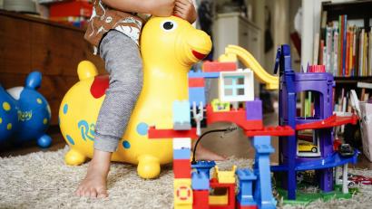 Symbolbild: Uwe Anspach/dpa
Kinder sind eine Bereicherung. Aber sie können ihre Eltern manchmal an den Rand der Belastungsgrenze bringen. Hier soll das Projekt Alltagsbegleiter helfen.