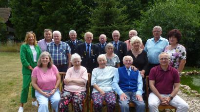 Bild: bk
Humor und Glaube sind die Stärken des 90-jährigen Josef Krämer (sitzend, Zweiter von rechts). Zu sehen sind auch seine Familie, Vereinsvertreter und Freunde.