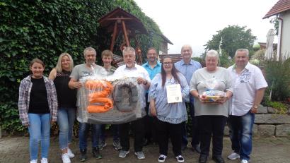 Bild: amö
Familie Wölk (vorne von rechts) fühlt sich wohl bei Familie Schafbauer (links). Bürgermeister Walter Schauer und Markus Greiner vom Tourismusverein dankten für die Treue zu Kulz.