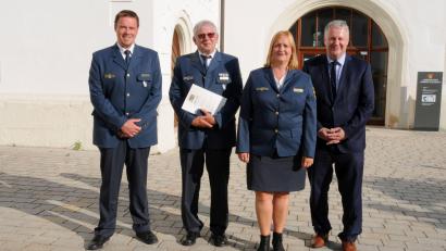 Bild: Christine Hollederer/exb
Walter Schuster (Zweiter von links) ist seit 25 Jahren beim THW aktiv. Das staatliche Ehrenzeichen in Silber überreichten Harald Enßner, Petra Gärtner und Landrat Richard Reisinger (von links).