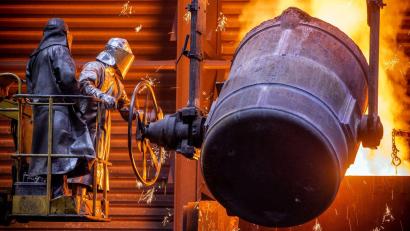 Bild: Jens Büttner/dpa-Zentralbild/dpa
Arbeiter gießen flüssiges Eisen mit einer Temperatur von 1.400 Grad in der Eisengießerei Torgelow in vorbereitete Formen.