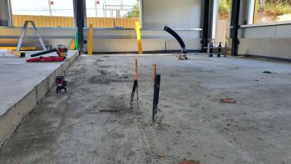 Bild: kaz
Auf der Baustelle für das zukünftige Verteilzentrum der Deutschen Post wurden Kupferkabel geklaut. Im Gebäude selbst wurden die Kabel einfach abgetrennt.