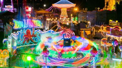 Bild: Jana Bauch/dpa
Alles dreht sich, blinkt und schallt auf der Düsseldorfer Rheinkirmes - alles, bis auf ein ganz bestimmtes Lied.