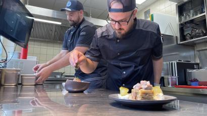 Bild: jus
Küchenchef Thomas Angerer (rechts) und Koch Peter Münch bei der Arbeit in der Küche der Gaststätte "Duslbauer".
