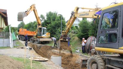 Bild: Josef Böhm
Bis zum Dorfrand wird der Kanal zur Aufnahme des Niederschlagswassers in der Dietersdorfer Straße gebaut. Das Ortsschild ist bereits in Sichtweite.