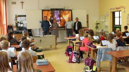 Bild: lep
Die Lehrerschaft in Kirchenthumbach kann mit der neuen technischen Ausstattung ihre Schüler neben Lesen Schreiben und Rechnen auch in Medienkompetenz optimal fördern, von links Fachberater für Informatik Benedikt Heinl, Rektorin Andrea Wolfram, Bürgermeister Jürgen Kürzinger und Hans-Jürgen Zeußel (Zeußel Media, Pegnitz).