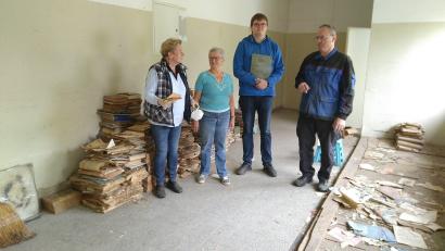 Bild: Peter Gradl
Zufrieden über die geschaffene Ordnung waren Ingrid Kurz, Marianne Moosburger, David Austermann und Reinhard Bauer. Auch Peter Gradl hatte tüchtig mit angepackt.